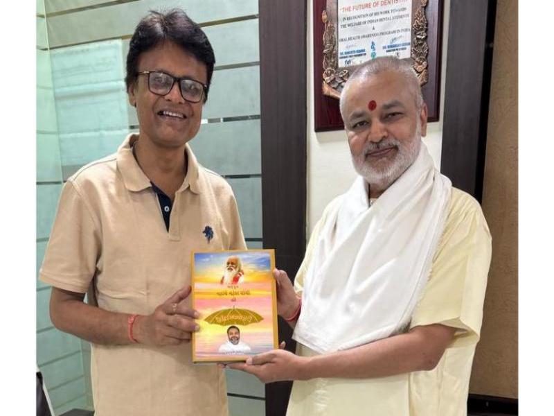 ब्रह्मचारी गिरीश जी ने माखनलाल चतुर्वेदी राष्ट्रीय पत्रकारिता एवं संचार विश्वविद्यालय, भोपाल, मध्य प्रदेश के माननीय कुलपति श्री विजय मनोहर तिवारी जी से भेंट  की और उन्हें अपनी पुस्तक 